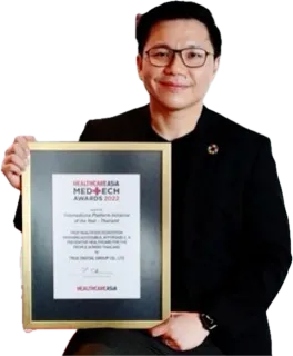 Dr. Adipat Chaichanasakul, HealthDeliver advisory board, holding a Healthcare Asia MedTech award